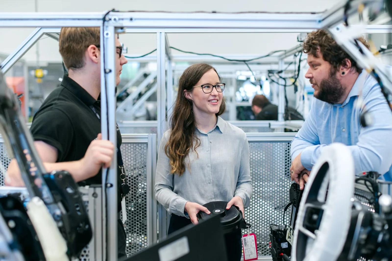 Technikerin am Rechner in einem Industrieunternehmen — Marketing-Automation für den B2B-Vertrieb