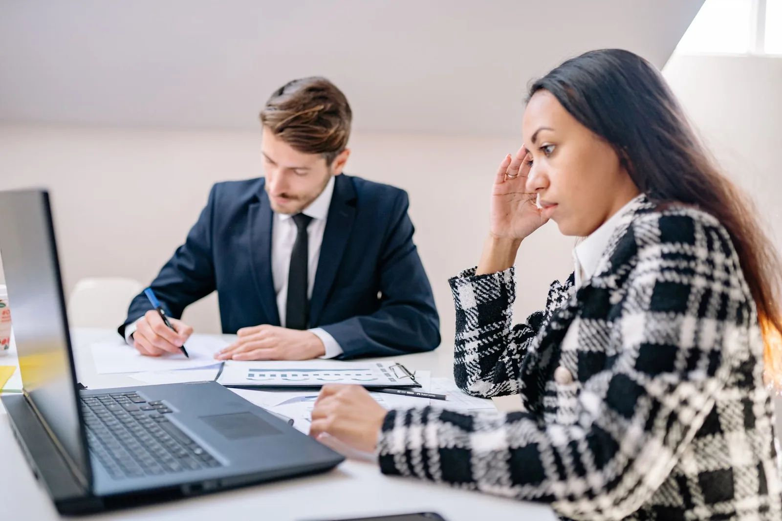 Equipo comercial trabajando en oficina — agente de IA conectado al CRM