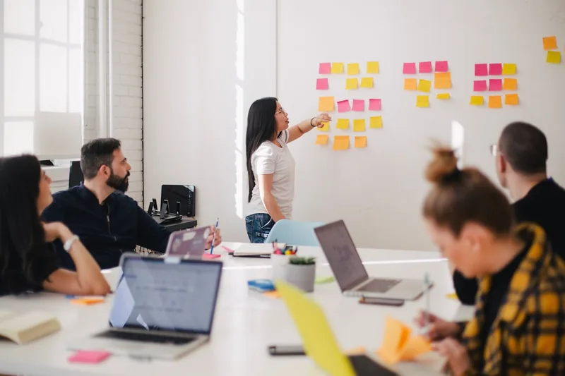 Growth Marketing vs. Traditional: What a B2B Company Should Choose in 2025 — AiUse