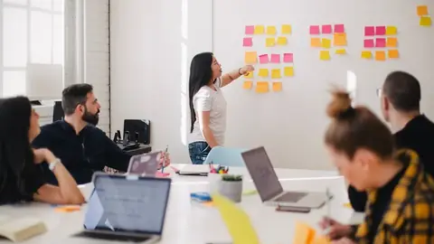 Growth Marketing vs Traditional: What to Choose for B2B in 2025